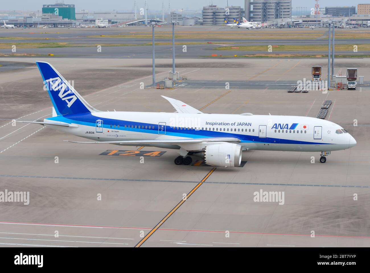 All Nippon Airways ANA Boeing 787 Dreamliner presso l'Aeroporto Internazionale Haneda di Tokyo (HND). Aeromobile 787-8 di compagnia aerea giapponese registrata come JA801A. Foto Stock