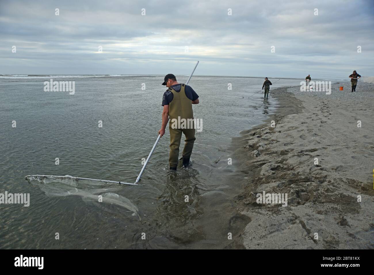 GREYMOUTH, NUOVA ZELANDA, 24 OTTOBRE 2019: Un uomo usa una rete a paletta per catturare il whitebait alla foce del fiume Taramakau sulla costa occidentale del sud Foto Stock