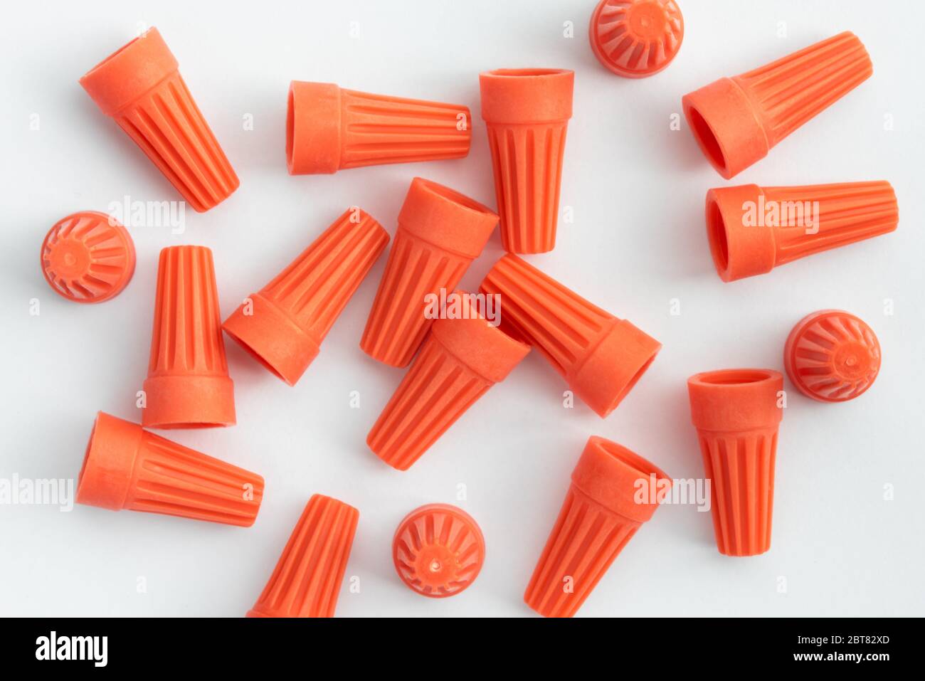Tappi elettrici in plastica arancione Foto Stock