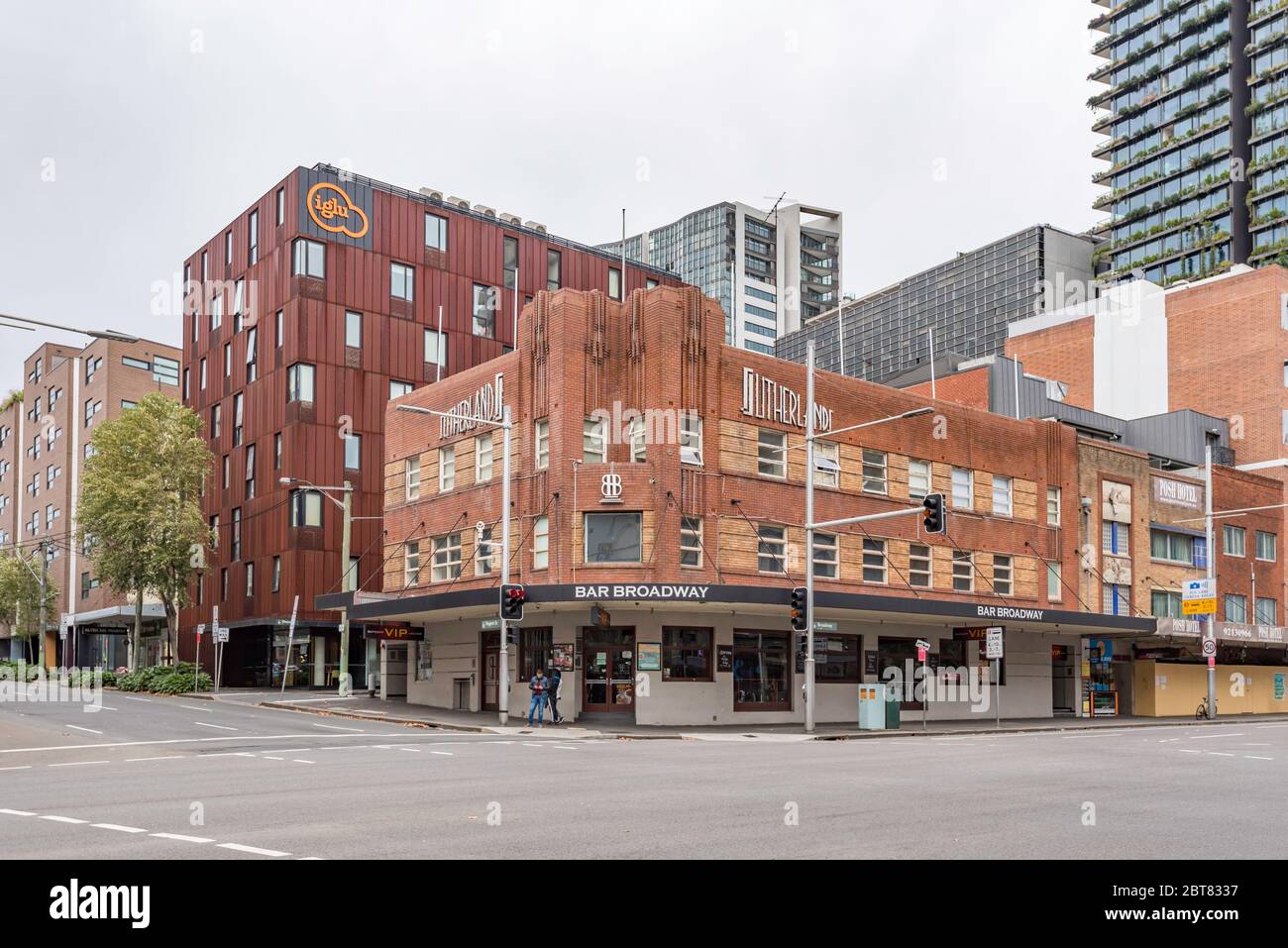 Il Sutherlands Hotel a Broadway, nel sobborgo interno di Sydney, Chippendale, è un esempio di un edificio in stile funzionalista Interwar costruito nel 1939 Foto Stock