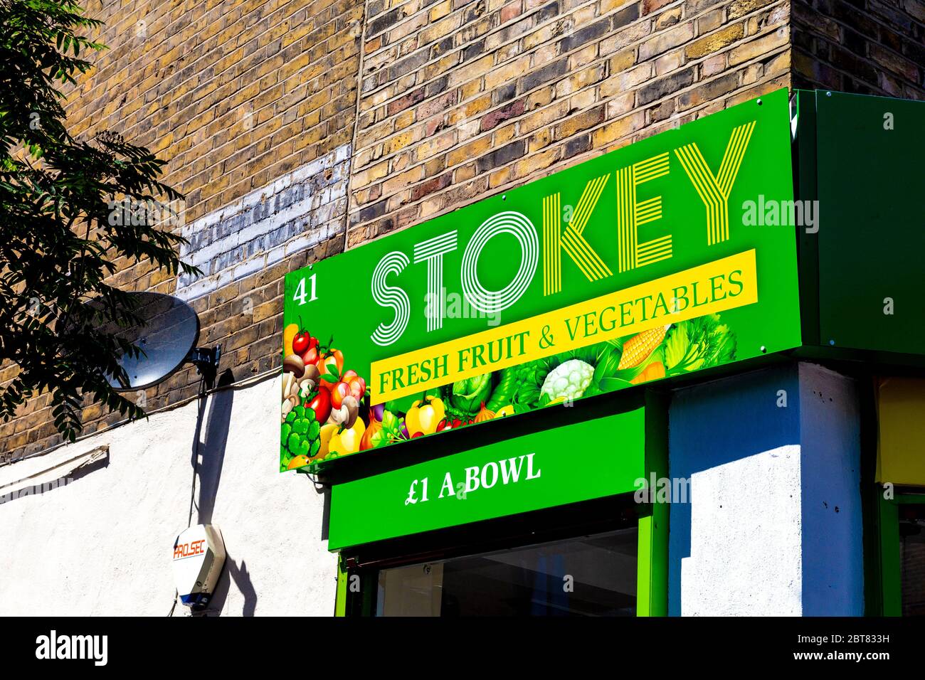 Segno per un negozio di generi alimentari verde a Stoke Newington, Londra, Regno Unito Foto Stock