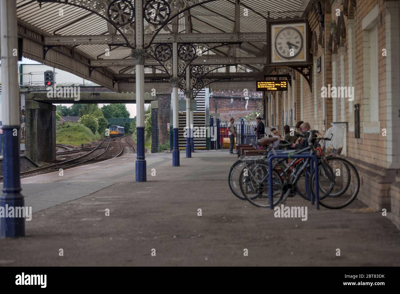 Treno a cremagliera Northern Rail classe 142 con partenza dalla stazione ferroviaria di Northwich con passeggeri e biciclette sulla piattaforma della stazione Foto Stock