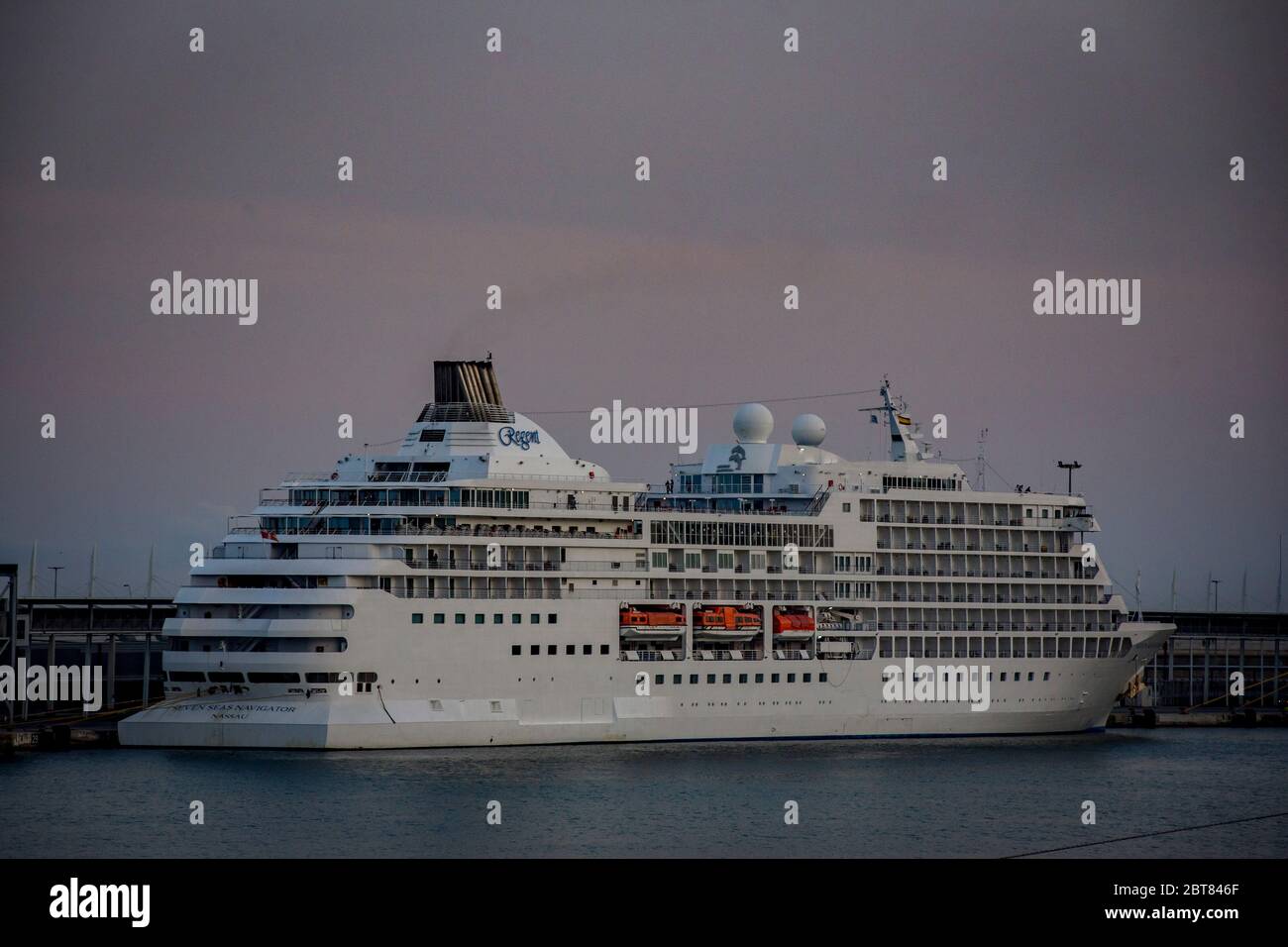 23 maggio 2020, Barcellona, Catalogna, Spagna: La nave da crociera Seven Seas Navigator attraccata al porto di Barcellona rimane sotto quarantena dopo che un membro dell'equipaggio è stato testato positivo per la malattia di COVID-19 del coronavirus. Credit: Jordi Boixareu/Alamy Live News Foto Stock