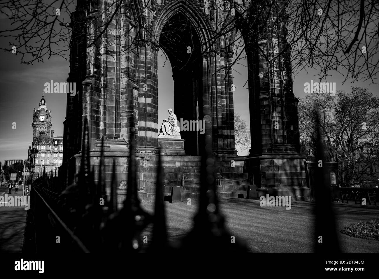 Scott Monument da Princes Street Edimburgo. Preso durante blocco estate 2020. Scatti in bianco e nero di grande effetto. Foto Stock
