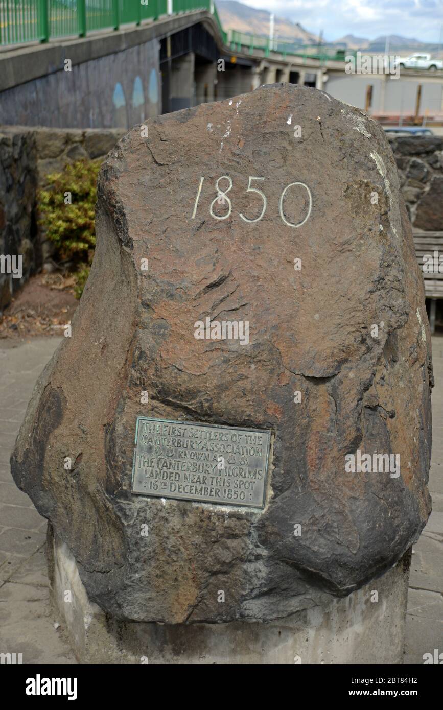 Pilgrim Rock, un monumento ai pellegrini originali di Canterbury che si stabilirono a Christchurch, Nuova Zelanda, nel dicembre 1850, Lyttleton Harbour, New Zealan Foto Stock