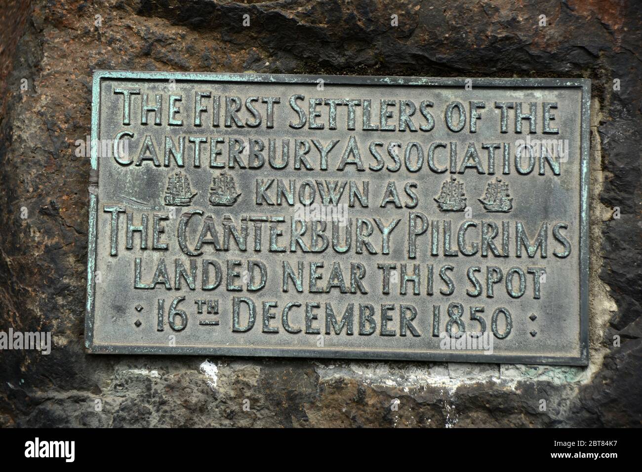 Dettaglio di una targa su Pilgrim Rock, un monumento ai pellegrini originali Canterbury che si stabilirono a Christchurch, Nuova Zelanda, nel dicembre 1850, Lytlet Foto Stock