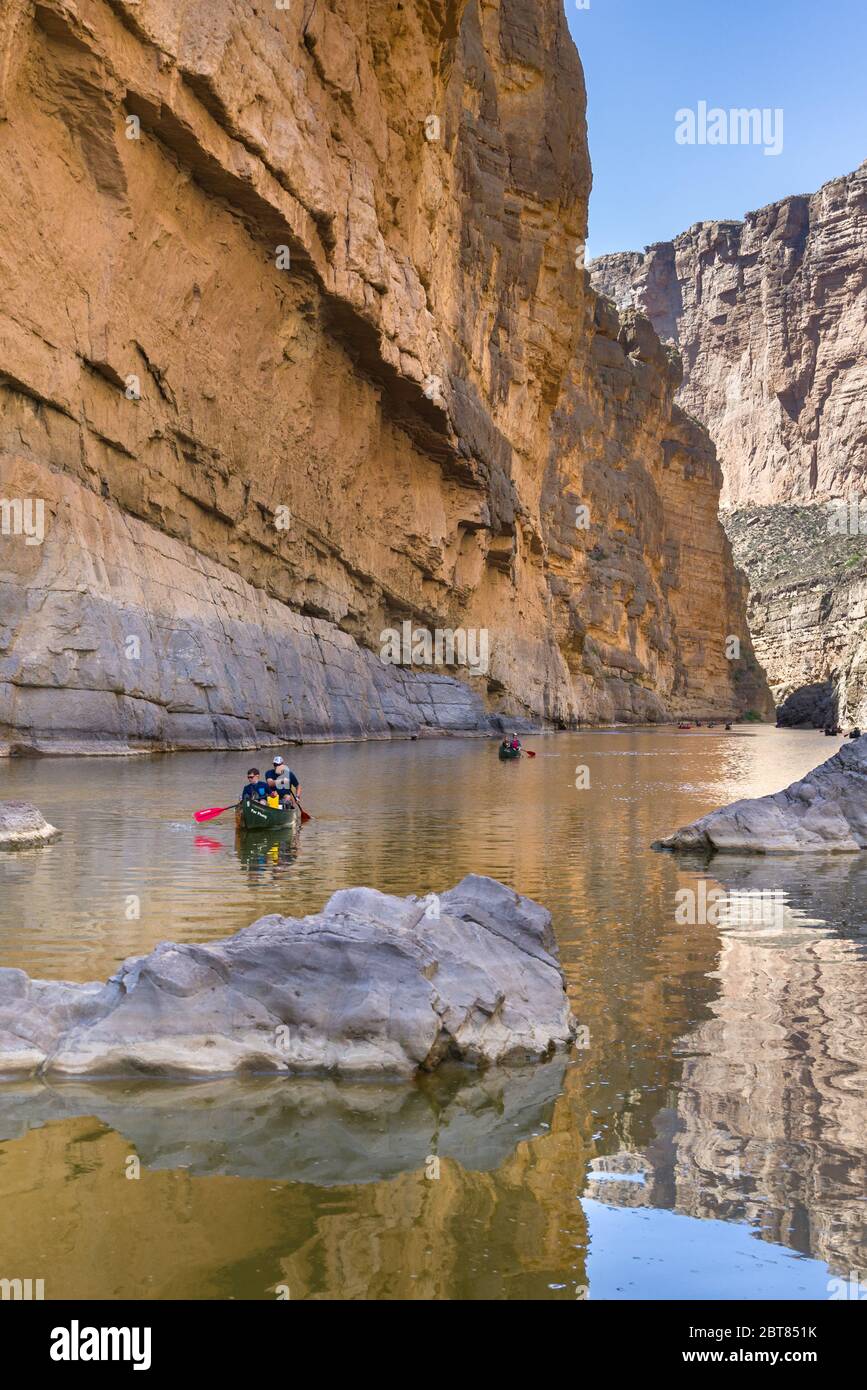 I turisti che praticano rafting su zattere o canoe sul Rio Grande attraverso il canyon di Santa Elena, il Big Bend National Park, Texas Foto Stock