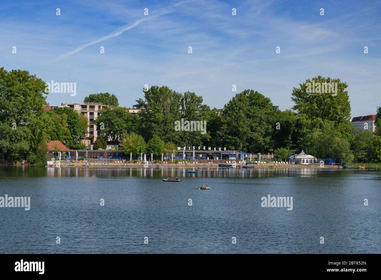 Weissensee lago di Berlino. Persone irriconoscibili che si divertano ad attività nel Parco Weissensee. Foto Stock