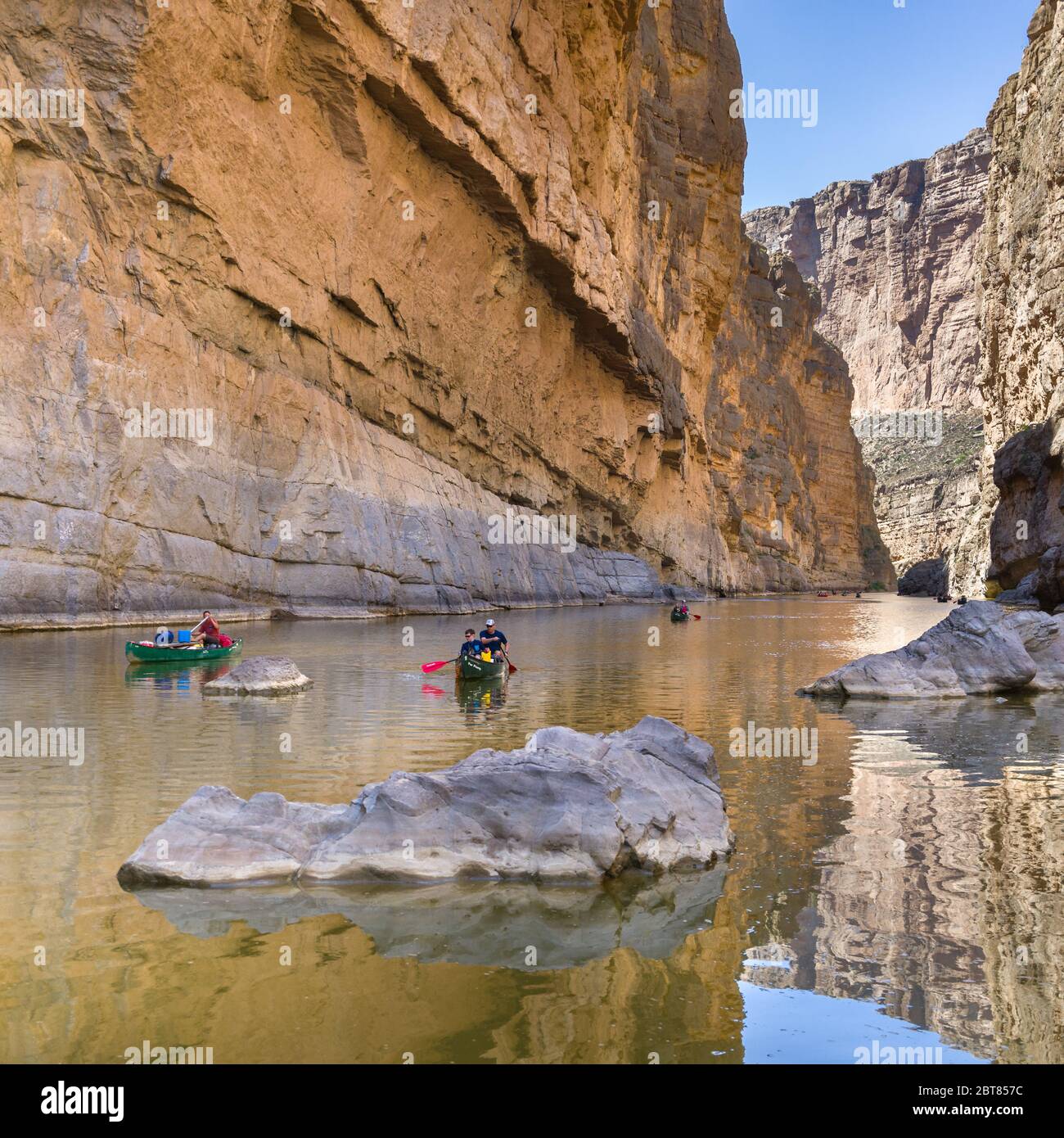 I turisti che praticano rafting su zattere o canoe sul Rio Grande attraverso il canyon di Santa Elena, il Big Bend National Park, Texas Foto Stock