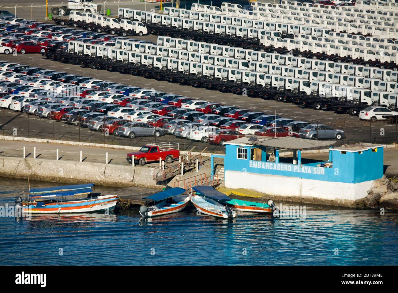 Deposito veicoli importati su Docks, Mazatlan, Sinaloa state, Messico Foto Stock