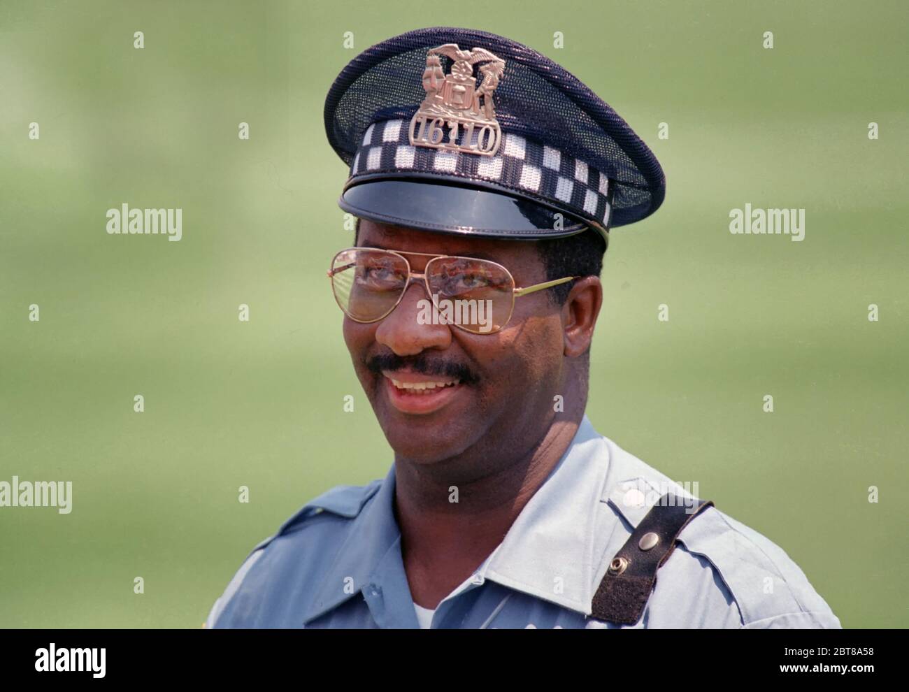 Il volto di un poliziotto amichevole Foto Stock