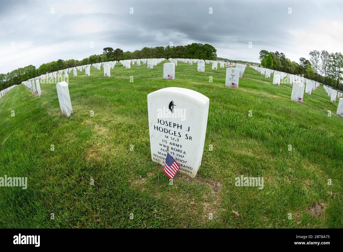 Riverhead, Stati Uniti. 23 maggio 2020. Vista del cimitero nazionale di Calverton per i veterani durante il fine settimana del Memorial Day in mezzo alla pandemia COVID-19 a Long Island. Veterani di tutte le confessioni cristiani, ebrei, musulmani sepolti in questo cimitero. I veterani di tutte le guerre sono stati sepolti lì. (Foto di Lev Radin/Pacific Press) Credit: Pacific Press Agency/Alamy Live News Foto Stock