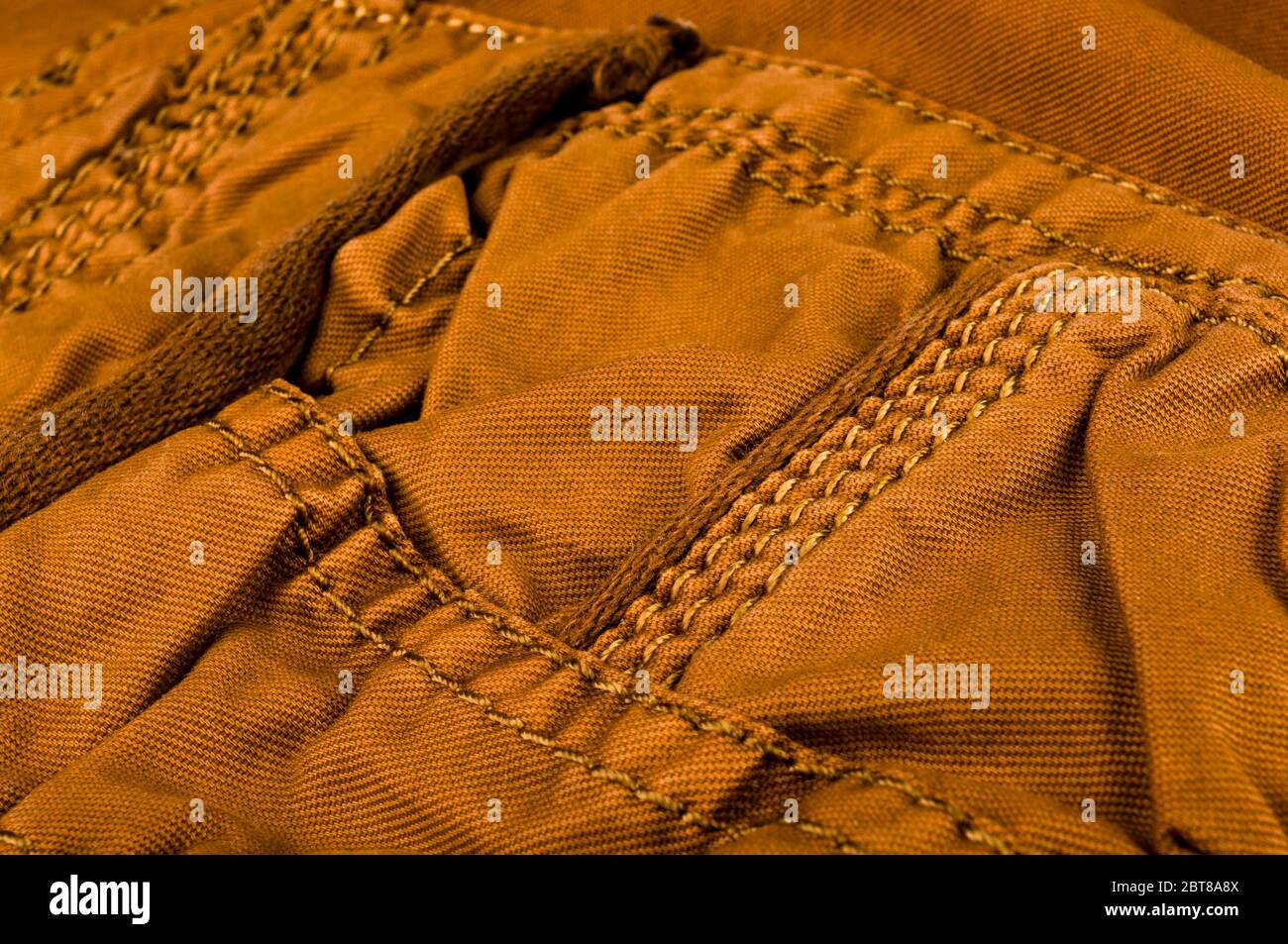Articoli di abbigliamento stonewashed tessuto di cotone texture con cuciture, fibbie, bottoni e rivetti, macro Foto Stock