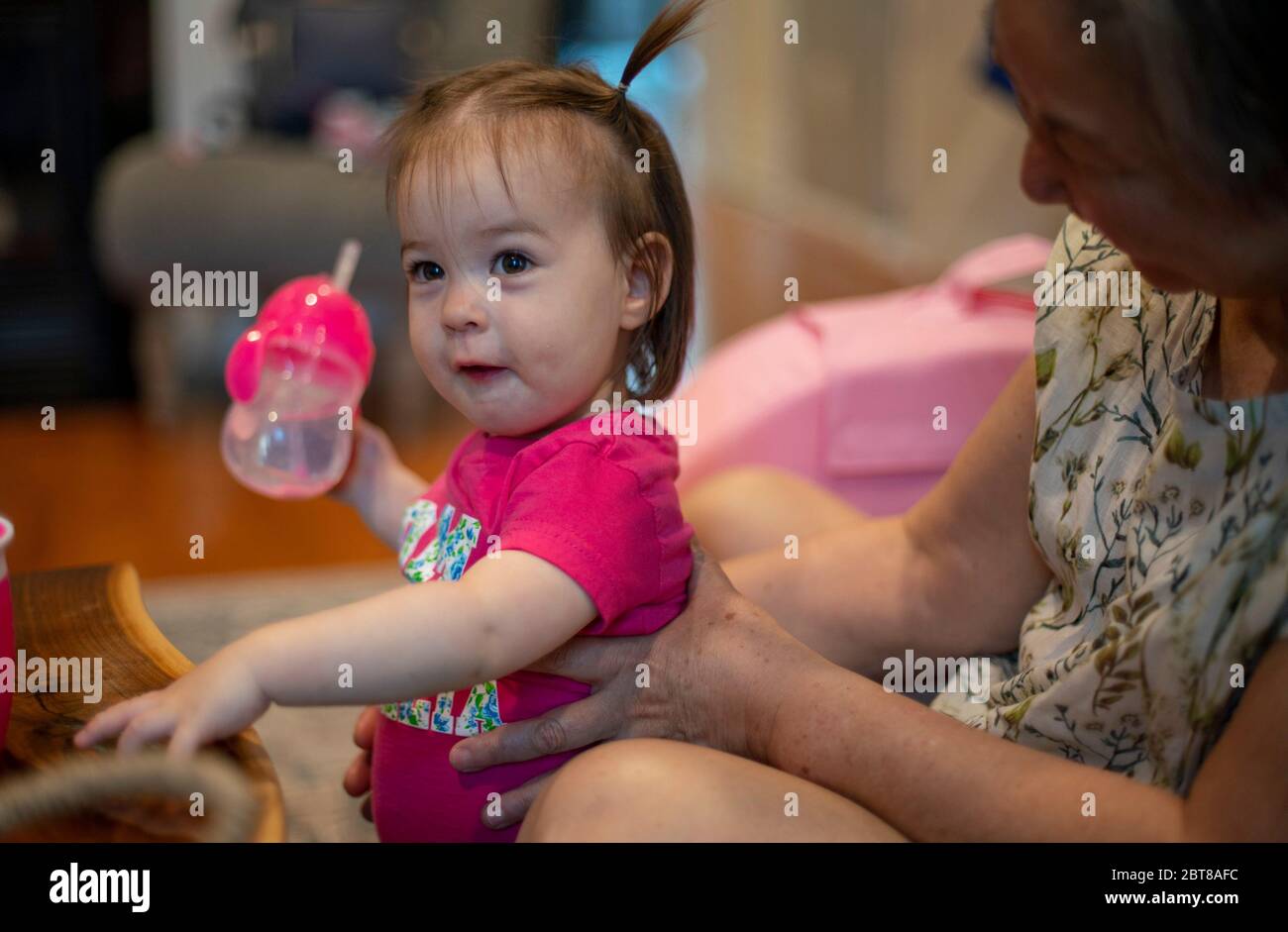 Con bevanda in mano Foto Stock