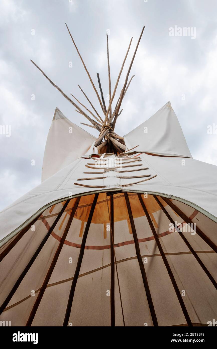 Teepee nativo americano, guardando fino al cielo. Foto Stock