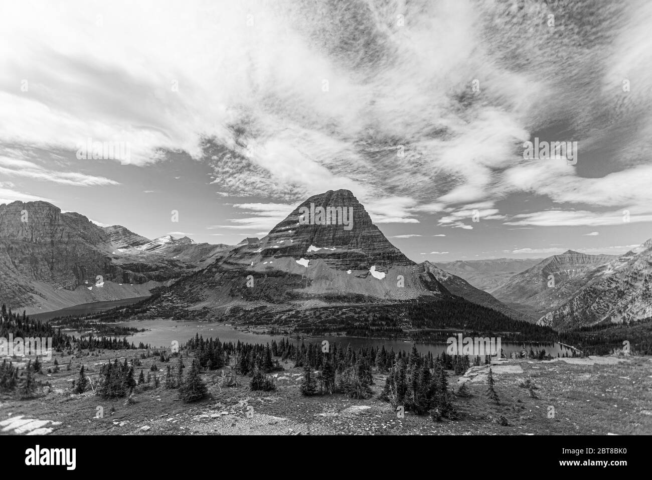 Meraviglioso paesaggio naturale vivace. Fantastiche vedute del lago alpino turchese, degli alberi e delle maestose montagne, sotto la luce del sole. Incredibile natura montagna la Foto Stock