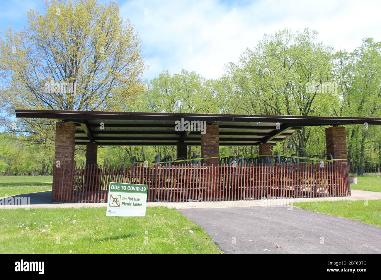 Rifugio per picnic con tavoli da picnic a St. Paul Woods a Morton Grove, Illinois Foto Stock