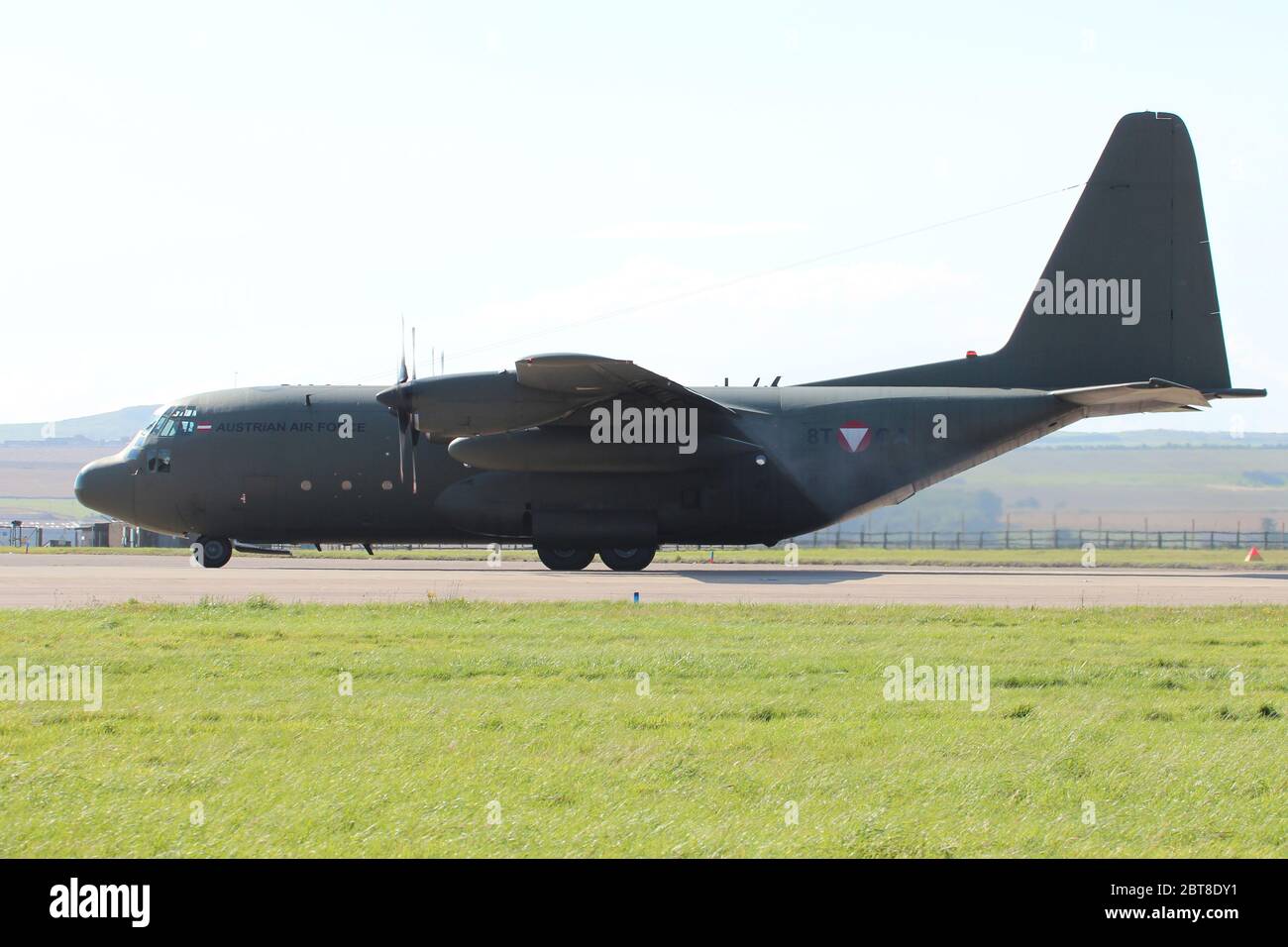 8T-CA, un Lockheed C-130K Hercules gestito dall'Austrian Air Force, a RAF Leuchars a Fife, Scozia Foto Stock