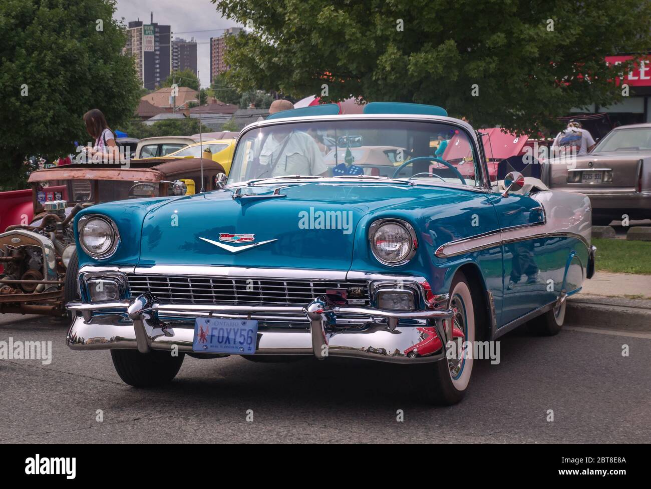 TORONTO, CANADA - 08 18 2018: Splendida auto decappottabile blu 1956 Chevrolet Bel Air convertibile oldtimer in esposizione all'aperto auto show ruote sul Foto Stock