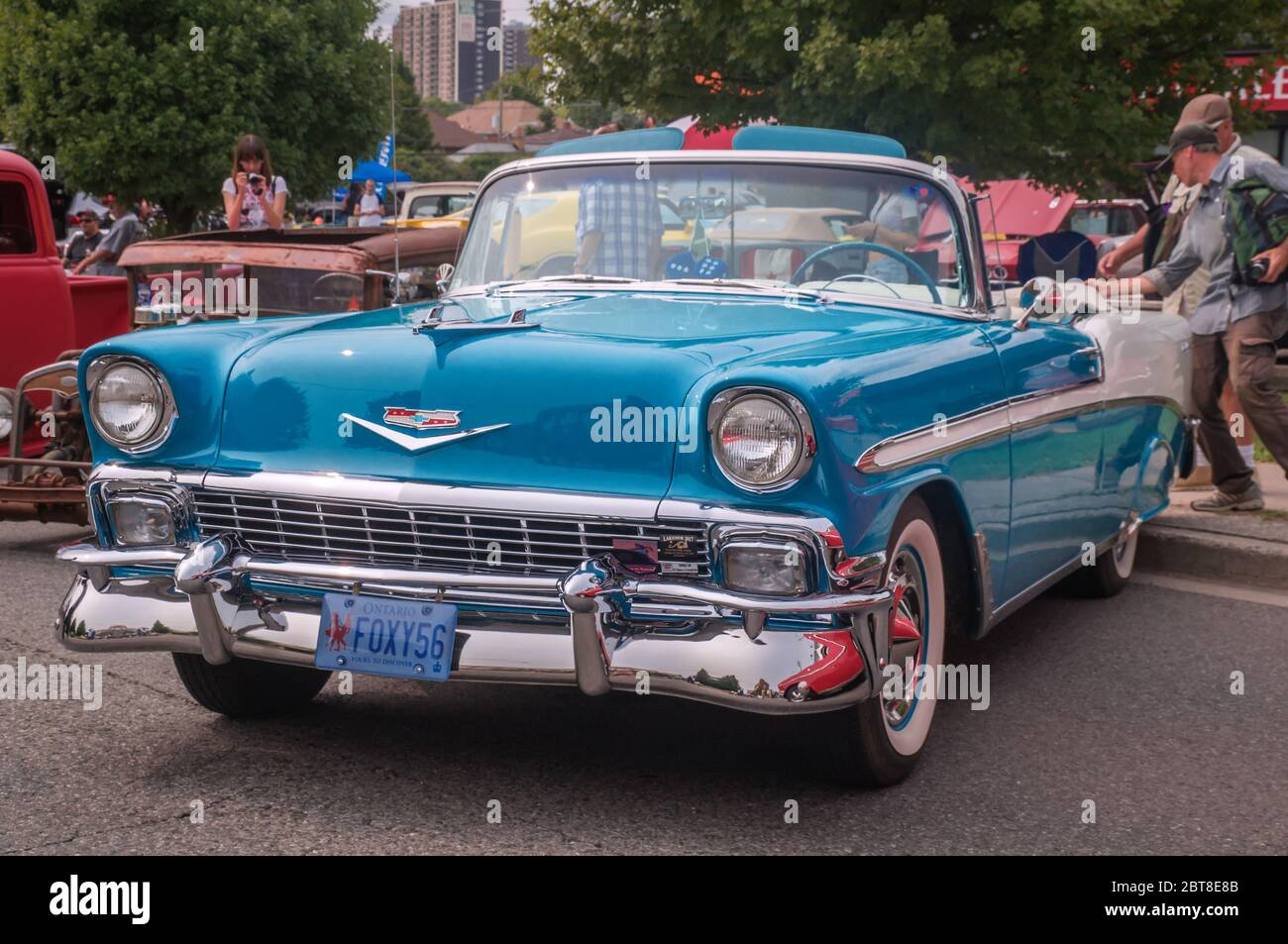 TORONTO, CANADA - 08 18 2018: Splendida auto decappottabile blu 1956 Chevrolet Bel Air convertibile oldtimer in esposizione all'aperto auto show ruote sul Foto Stock
