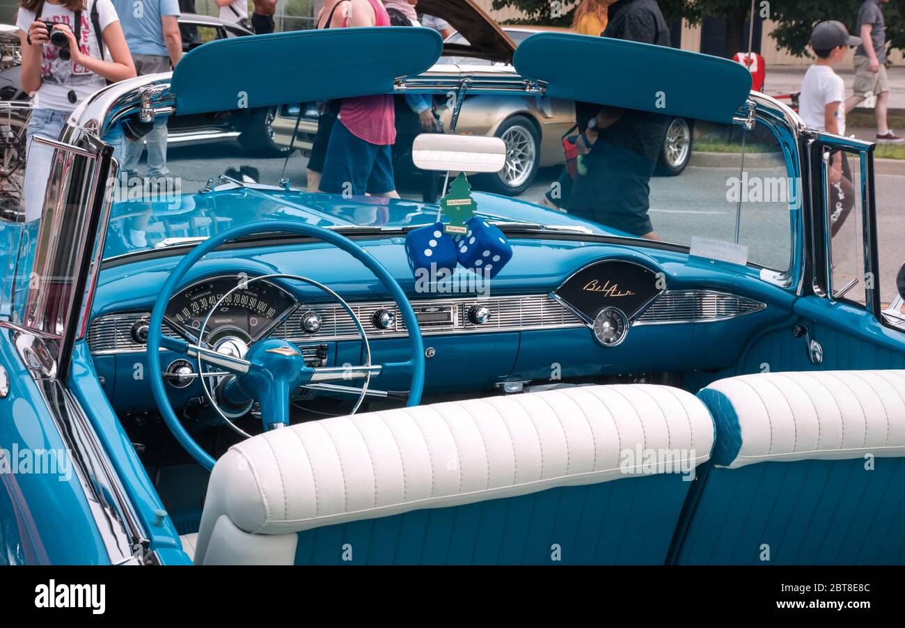TORONTO, CANADA - 08 18 2018: Volante con logo sul pulsante dell'avvisatore acustico, quadranti e manopole sul pannello anteriore di 1956 Chevrolet Bel Air oldtimer auto ON Foto Stock