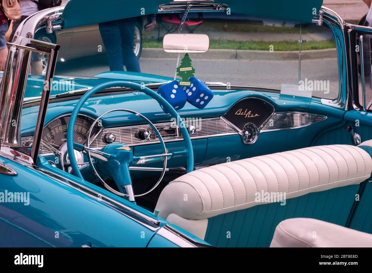 TORONTO, CANADA - 08 18 2018: Volante con logo sul pulsante dell'avvisatore acustico, quadranti e manopole sul pannello anteriore di 1956 Chevrolet Bel Air oldtimer auto ON Foto Stock