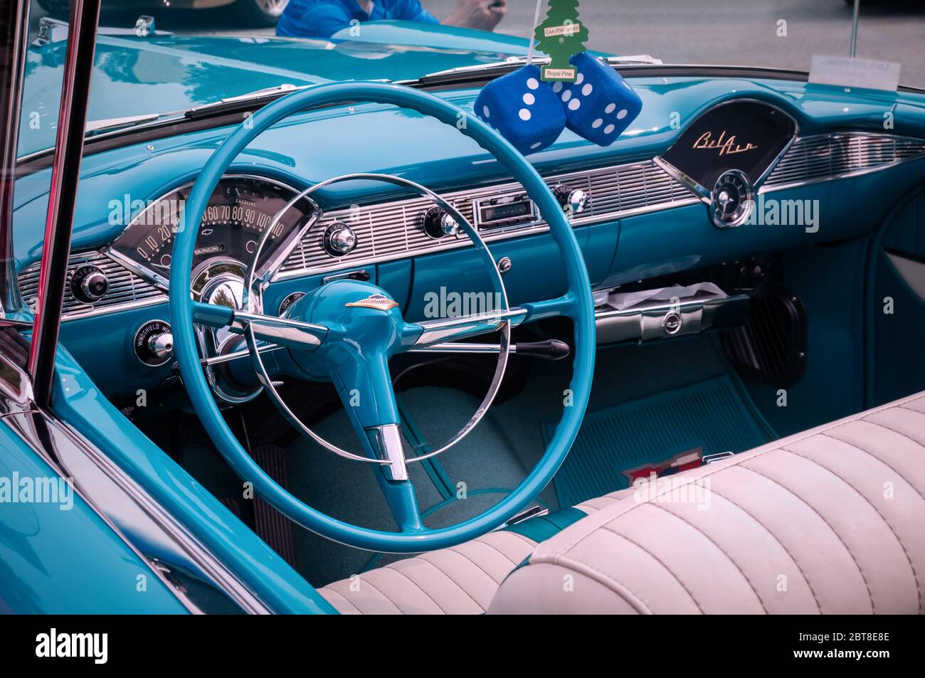 TORONTO, CANADA - 08 18 2018: Volante con logo sul pulsante dell'avvisatore acustico, quadranti e manopole sul pannello anteriore di 1956 Chevrolet Bel Air oldtimer auto ON Foto Stock