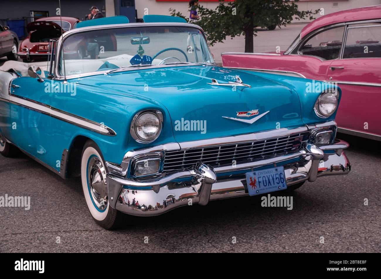 TORONTO, CANADA - 08 18 2018: Splendida auto decappottabile blu 1956 Chevrolet Bel Air convertibile oldtimer in esposizione all'aperto auto show ruote sul Foto Stock