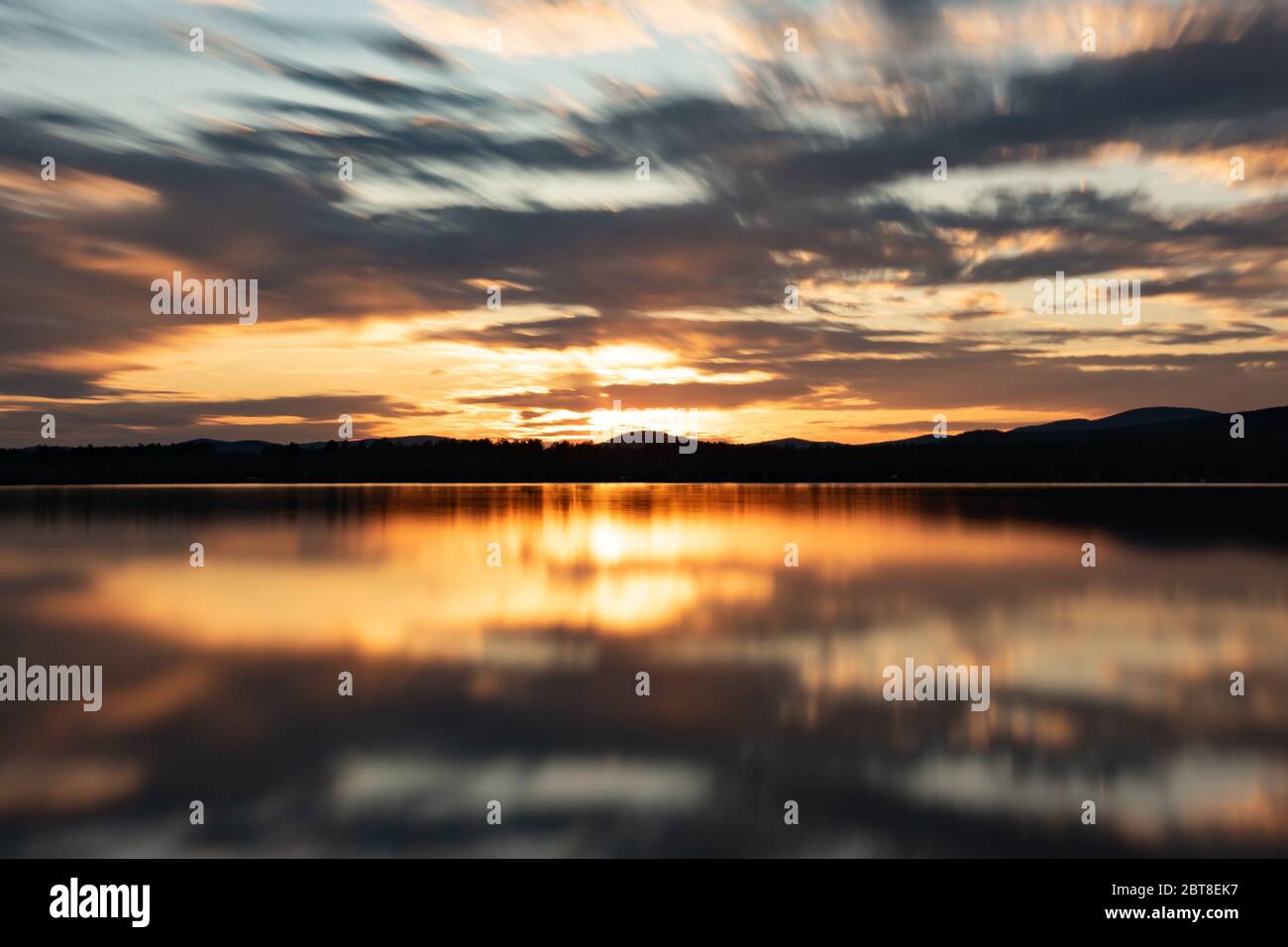 Un lungo tramonto a esposizione sul lago Pleasant nelle montagne Adirondack, NY USA Foto Stock