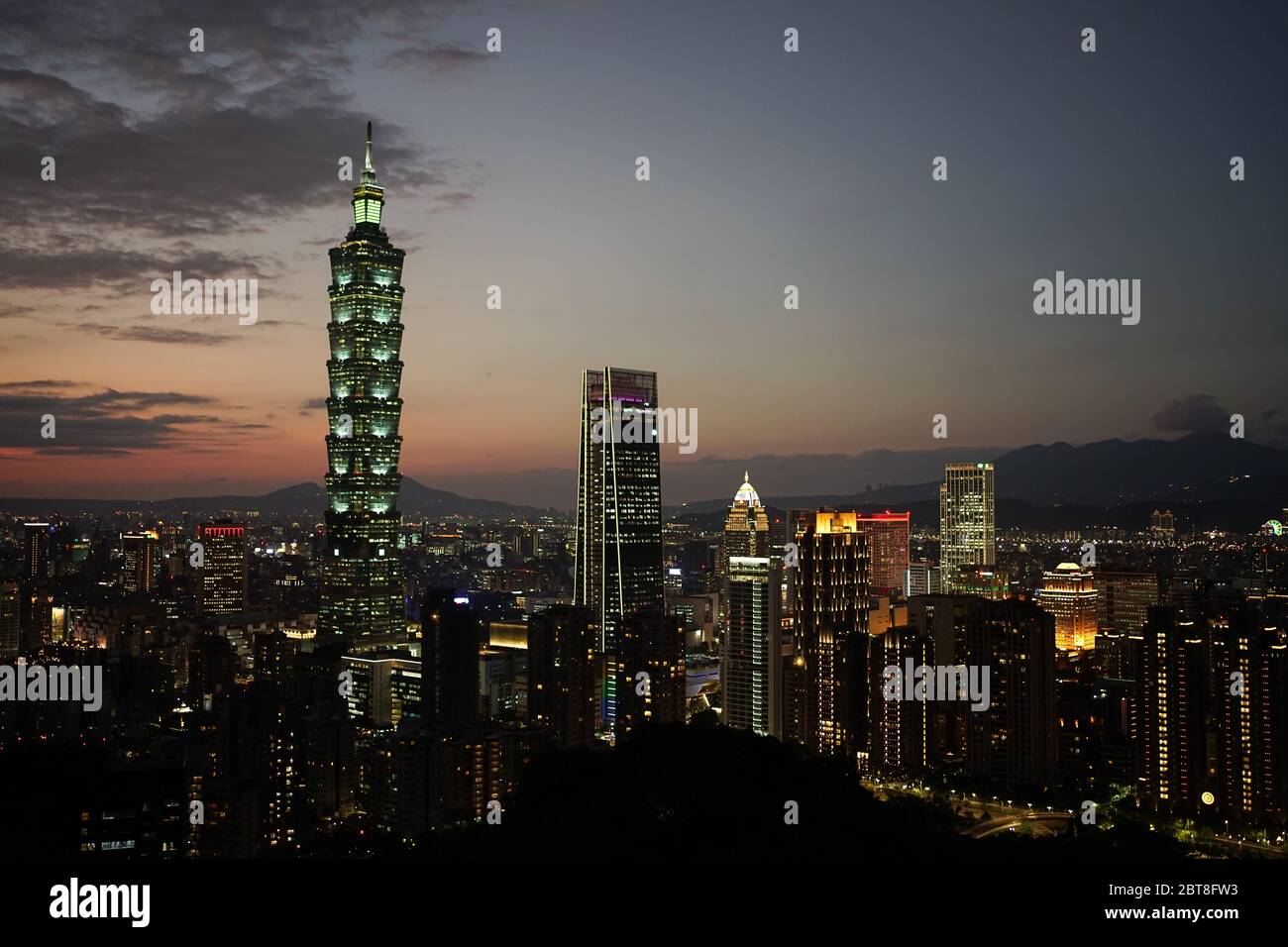 Taipei / Taiwan - 12 dicembre 2018: Vista notturna del grattacielo Taipei 101 e del paesaggio cittadino di Taipei con luce del tramonto dalla montagna Elephant Foto Stock