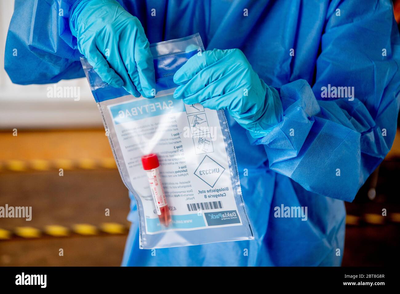 Soesterberg, Paesi Bassi. 23 maggio 2020. Un tecnico di laboratorio dispone di una provetta contenente il campione di sangue di un paziente presso una base aerea del Parco di Soesterbergil personale sanitario con almeno 24 ore di reclami correlati al coronavirus è attualmente in fase di test presso la base aerea del Parco Soesterberg. I dipendenti che lavorano in case di cura, assistenza per disabili, assistenza medica generale, assistenza domiciliare, assistenza giovanile, assistenza ostetrica e maternità e assistenza mentale (GGZ). Sono ammessi anche fisioterapisti, dentisti e altri dipendenti della cura orale. Credit: SOPA Images Limited/Alamy Live News Foto Stock