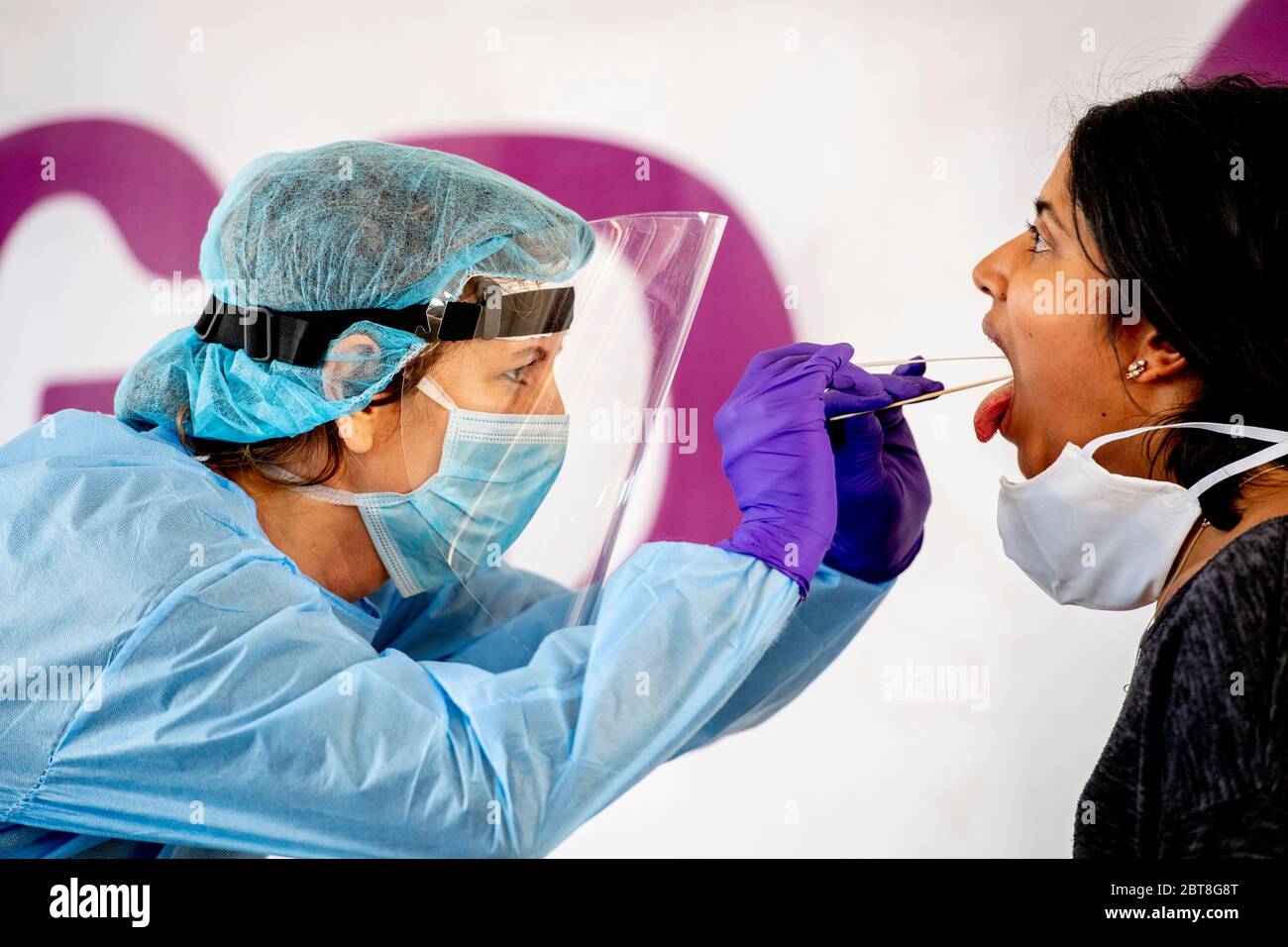 Soesterberg, Paesi Bassi. 23 maggio 2020. Un personale sanitario sta testando per il coronavirus presso una base aerea del Parco a Soesterbergpersonale sanitario con almeno 24 ore di reclami relativi al coronavirus sono ora in fase di test anche presso la base aerea del Parco Soesterberg. I dipendenti che lavorano in case di cura, assistenza per disabili, assistenza medica generale, assistenza domiciliare, assistenza giovanile, assistenza ostetrica e maternità e assistenza mentale (GGZ). Sono ammessi anche fisioterapisti, dentisti e altri dipendenti della cura orale. Credit: SOPA Images Limited/Alamy Live News Foto Stock