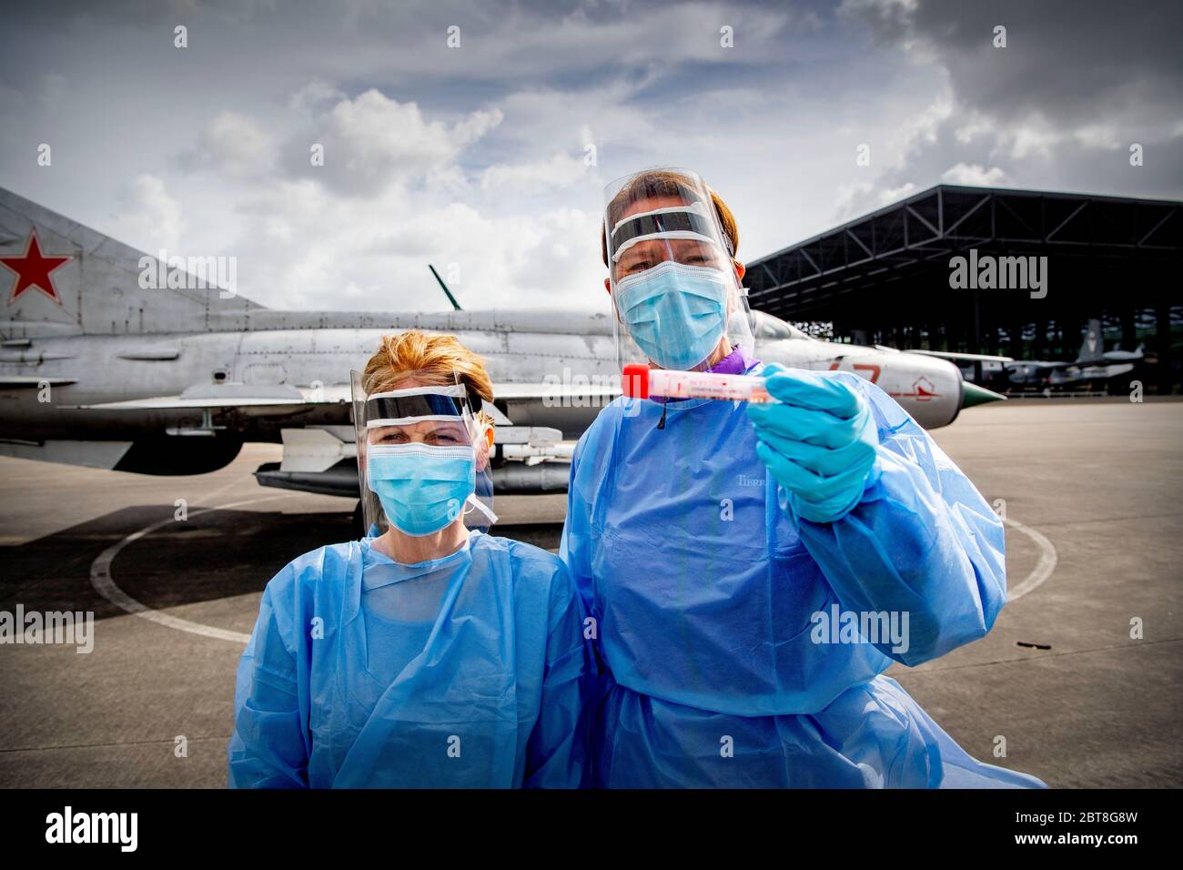 Soesterberg, Paesi Bassi. 23 maggio 2020. Un tecnico di laboratorio dispone di una provetta contenente il campione di sangue di un paziente presso una base aerea del Parco di Soesterbergil personale sanitario con almeno 24 ore di reclami correlati al coronavirus è attualmente in fase di test presso la base aerea del Parco Soesterberg. I dipendenti che lavorano in case di cura, assistenza per disabili, assistenza medica generale, assistenza domiciliare, assistenza giovanile, assistenza ostetrica e maternità e assistenza mentale (GGZ). Sono ammessi anche fisioterapisti, dentisti e altri dipendenti della cura orale. Credit: SOPA Images Limited/Alamy Live News Foto Stock