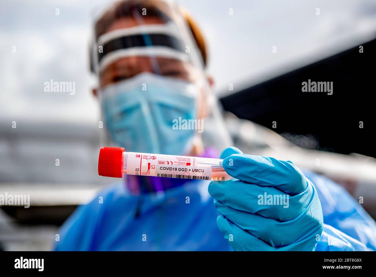 Soesterberg, Paesi Bassi. 23 maggio 2020. Un tecnico di laboratorio dispone di una provetta contenente il campione di sangue di un paziente presso una base aerea del Parco di Soesterbergil personale sanitario con almeno 24 ore di reclami correlati al coronavirus è attualmente in fase di test presso la base aerea del Parco Soesterberg. I dipendenti che lavorano in case di cura, assistenza per disabili, assistenza medica generale, assistenza domiciliare, assistenza giovanile, assistenza ostetrica e maternità e assistenza mentale (GGZ). Sono ammessi anche fisioterapisti, dentisti e altri dipendenti della cura orale. Credit: SOPA Images Limited/Alamy Live News Foto Stock