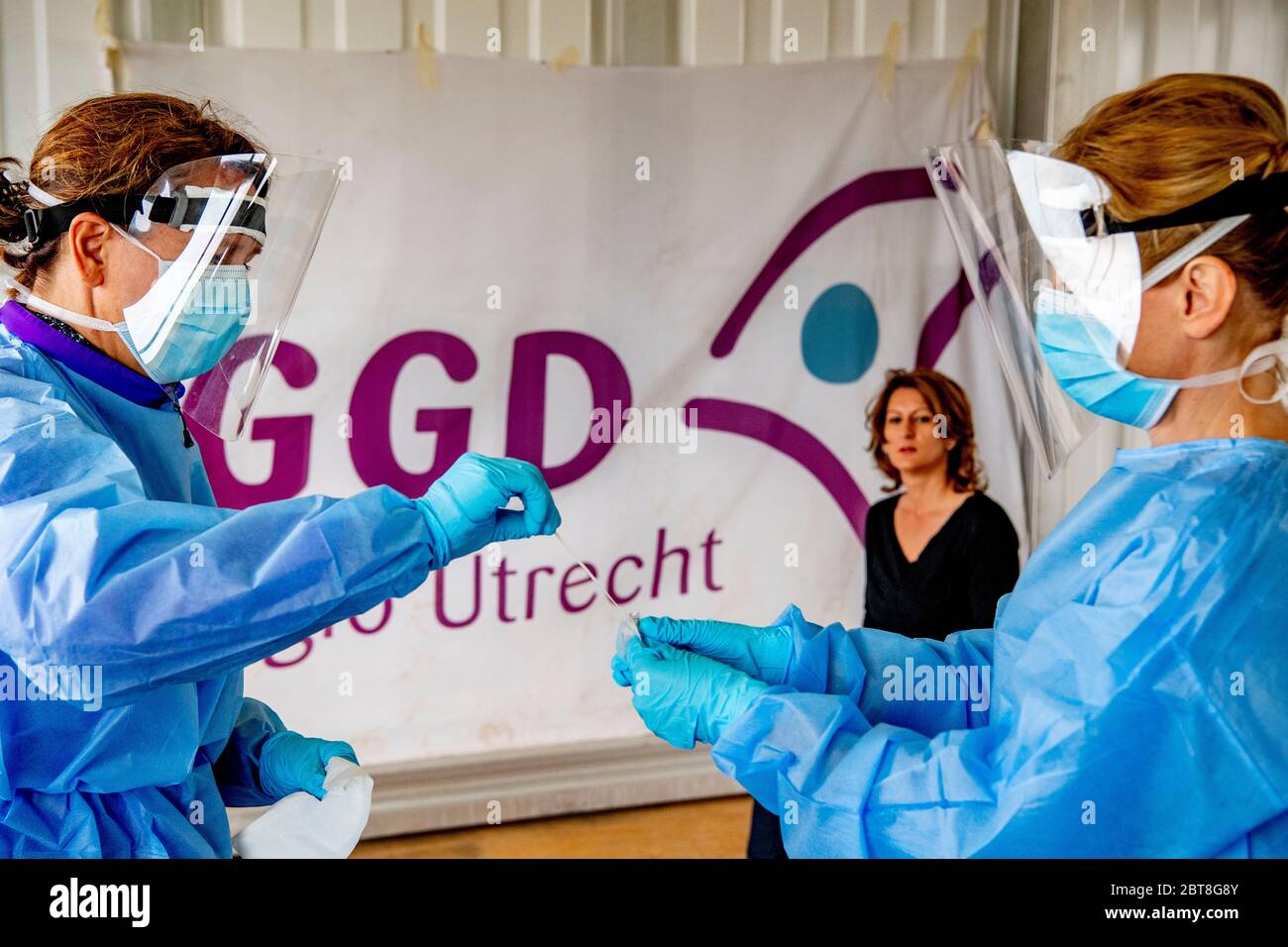 Soesterberg, Paesi Bassi. 23 maggio 2020. Un personale sanitario attende di essere testato per il coronavirus in una base aerea del Parco a Soesterbergpersonale sanitario con almeno 24 ore di reclami correlati al coronavirus sono ora in fase di test anche alla base aerea del Parco Soesterberg. I dipendenti che lavorano in case di cura, assistenza per disabili, assistenza medica generale, assistenza domiciliare, assistenza giovanile, assistenza ostetrica e maternità e assistenza mentale (GGZ). Sono ammessi anche fisioterapisti, dentisti e altri dipendenti della cura orale. Credit: SOPA Images Limited/Alamy Live News Foto Stock