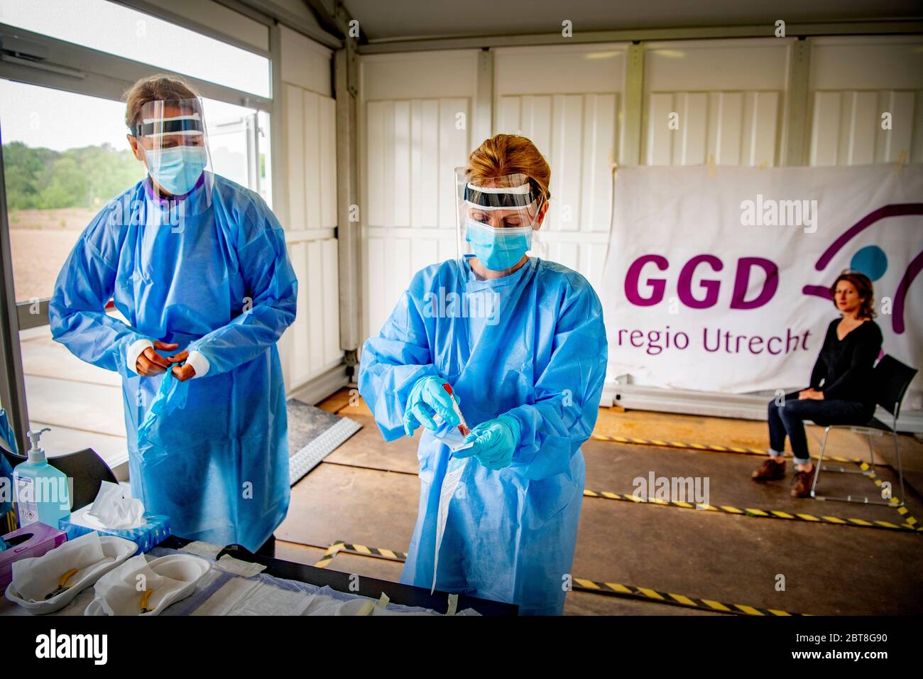 Soesterberg, Paesi Bassi. 23 maggio 2020. Un personale sanitario attende di essere testato per il coronavirus in una base aerea del Parco a Soesterbergpersonale sanitario con almeno 24 ore di reclami correlati al coronavirus sono ora in fase di test anche alla base aerea del Parco Soesterberg. I dipendenti che lavorano in case di cura, assistenza per disabili, assistenza medica generale, assistenza domiciliare, assistenza giovanile, assistenza ostetrica e maternità e assistenza mentale (GGZ). Sono ammessi anche fisioterapisti, dentisti e altri dipendenti della cura orale. Credit: SOPA Images Limited/Alamy Live News Foto Stock