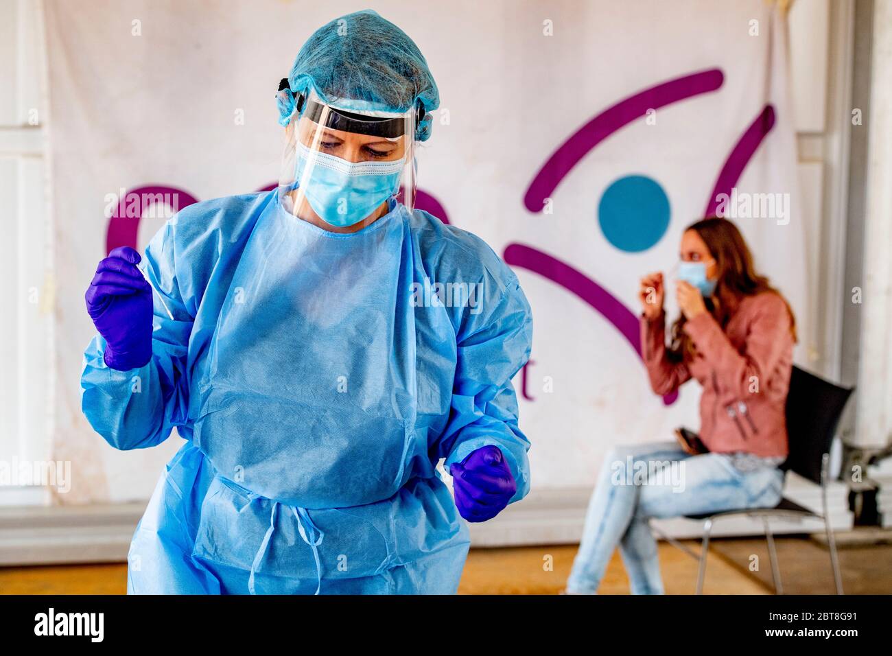 Soesterberg, Paesi Bassi. 23 maggio 2020. Un personale sanitario attende di essere testato per il coronavirus in una base aerea del Parco a Soesterbergpersonale sanitario con almeno 24 ore di reclami correlati al coronavirus sono ora in fase di test anche alla base aerea del Parco Soesterberg. I dipendenti che lavorano in case di cura, assistenza per disabili, assistenza medica generale, assistenza domiciliare, assistenza giovanile, assistenza ostetrica e maternità e assistenza mentale (GGZ). Sono ammessi anche fisioterapisti, dentisti e altri dipendenti della cura orale. Credit: SOPA Images Limited/Alamy Live News Foto Stock