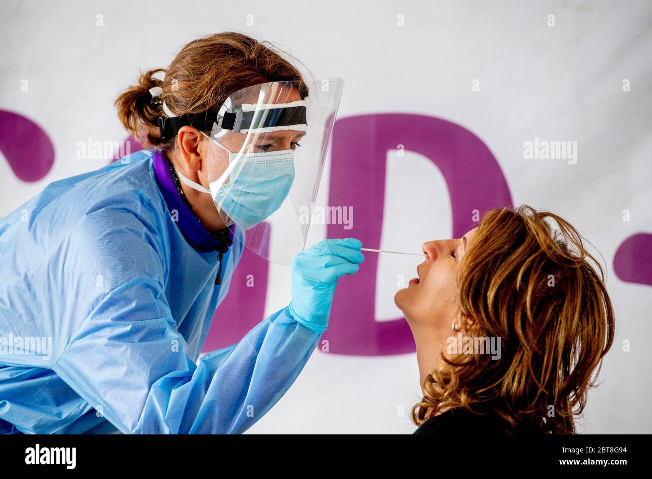 Soesterberg, Paesi Bassi. 23 maggio 2020. Un personale sanitario sta testando per il coronavirus presso una base aerea del Parco a Soesterbergpersonale sanitario con almeno 24 ore di reclami relativi al coronavirus sono ora in fase di test anche presso la base aerea del Parco Soesterberg. I dipendenti che lavorano in case di cura, assistenza per disabili, assistenza medica generale, assistenza domiciliare, assistenza giovanile, assistenza ostetrica e maternità e assistenza mentale (GGZ). Sono ammessi anche fisioterapisti, dentisti e altri dipendenti della cura orale. Credit: SOPA Images Limited/Alamy Live News Foto Stock
