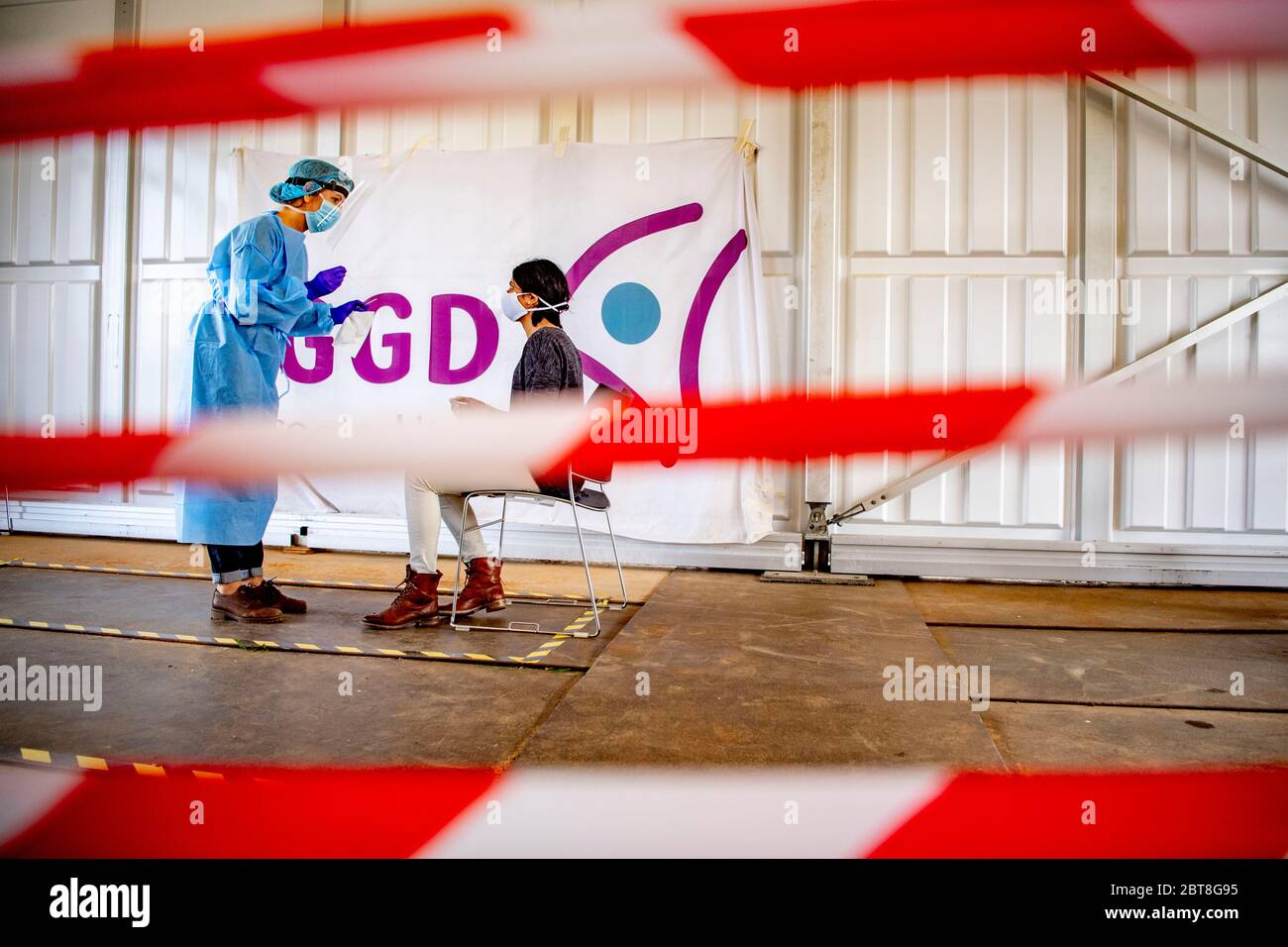 Soesterberg, Paesi Bassi. 23 maggio 2020. Un personale sanitario sta testando per il coronavirus presso una base aerea del Parco a Soesterbergpersonale sanitario con almeno 24 ore di reclami relativi al coronavirus sono ora in fase di test anche presso la base aerea del Parco Soesterberg. I dipendenti che lavorano in case di cura, assistenza per disabili, assistenza medica generale, assistenza domiciliare, assistenza giovanile, assistenza ostetrica e maternità e assistenza mentale (GGZ). Sono ammessi anche fisioterapisti, dentisti e altri dipendenti della cura orale. Credit: SOPA Images Limited/Alamy Live News Foto Stock