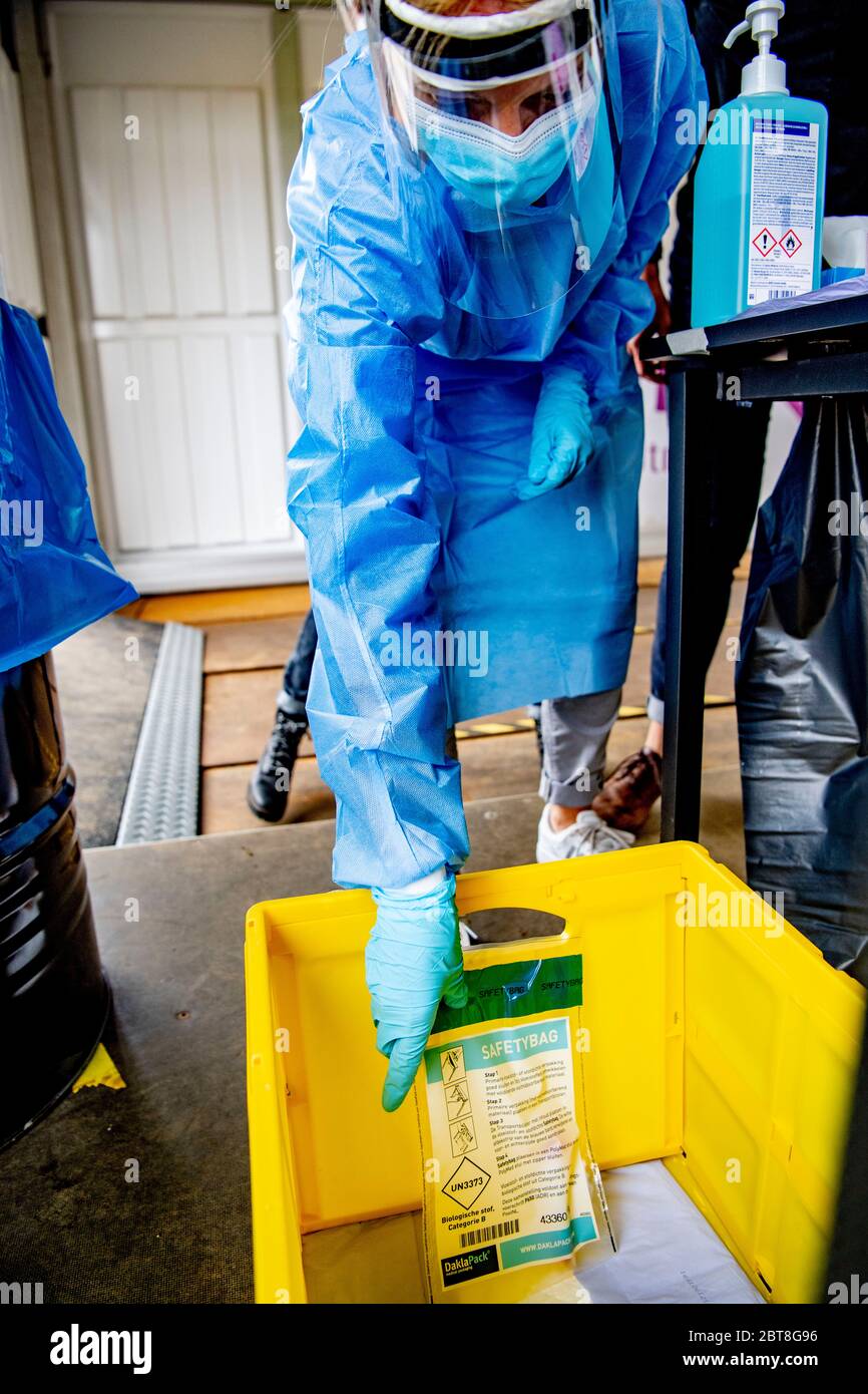 Soesterberg, Paesi Bassi. 23 maggio 2020. Un tecnico di laboratorio dispone di una provetta contenente il campione di sangue di un paziente presso una base aerea del Parco di Soesterbergil personale sanitario con almeno 24 ore di reclami correlati al coronavirus è attualmente in fase di test presso la base aerea del Parco Soesterberg. I dipendenti che lavorano in case di cura, assistenza per disabili, assistenza medica generale, assistenza domiciliare, assistenza giovanile, assistenza ostetrica e maternità e assistenza mentale (GGZ). Sono ammessi anche fisioterapisti, dentisti e altri dipendenti della cura orale. Credit: SOPA Images Limited/Alamy Live News Foto Stock