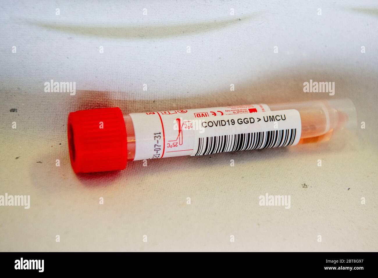 Soesterberg, Paesi Bassi. 23 maggio 2020. Una microprovetta per centrifuga contenente un campione prelevato dal personale sanitario durante la pandemia del virus corona. Il personale sanitario con almeno 24 ore di reclami correlati al coronavirus è attualmente in fase di test presso la base aerea di Soesterberg. I dipendenti che lavorano in case di cura, assistenza per disabili, assistenza medica generale, assistenza domiciliare, assistenza giovanile, assistenza ostetrica e maternità e assistenza mentale (GGZ). Sono ammessi anche fisioterapisti, dentisti e altri dipendenti della cura orale. Credit: SOPA Images Limited/Alamy Live News Foto Stock