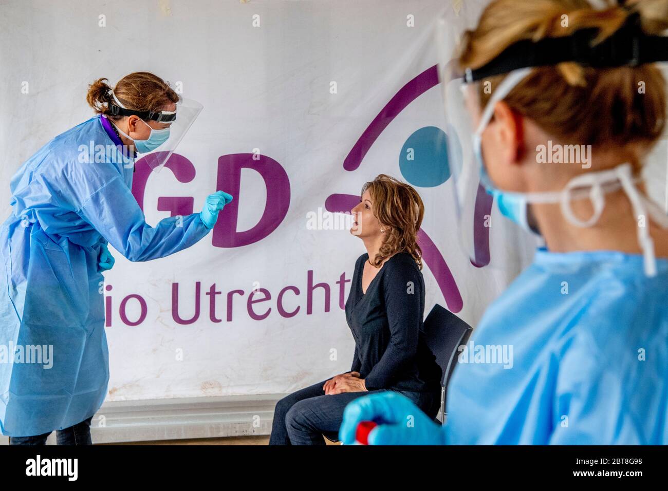 Soesterberg, Paesi Bassi. 23 maggio 2020. Un personale sanitario sta testando per il coronavirus presso una base aerea del Parco a Soesterbergpersonale sanitario con almeno 24 ore di reclami relativi al coronavirus sono ora in fase di test anche presso la base aerea del Parco Soesterberg. I dipendenti che lavorano in case di cura, assistenza per disabili, assistenza medica generale, assistenza domiciliare, assistenza giovanile, assistenza ostetrica e maternità e assistenza mentale (GGZ). Sono ammessi anche fisioterapisti, dentisti e altri dipendenti della cura orale. Credit: SOPA Images Limited/Alamy Live News Foto Stock