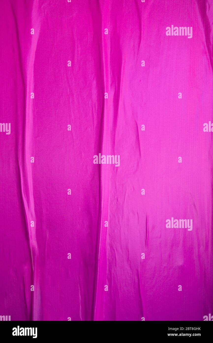 Foglio di carta rosa con tasche ad aria e pieghe Foto Stock
