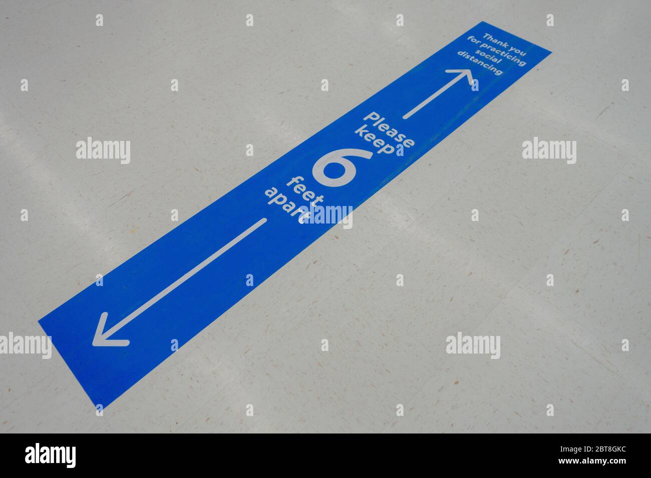 Striscia blu per striscioni per dimostrare la distanza sociale di 6 piedi richiesta in negozio Foto Stock
