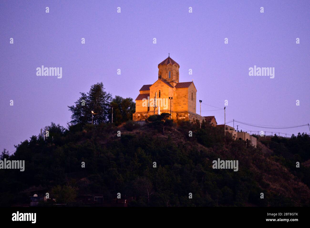Tbilisi: Chiesa ortodossa a Sololaki Hill al crepuscolo. Repubblica di Georgia Foto Stock