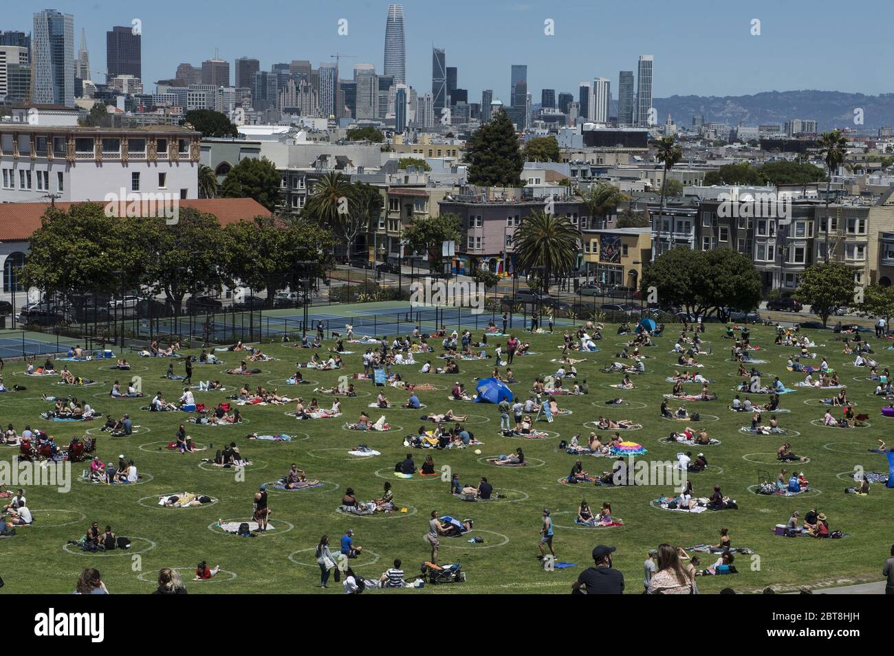 San Francisco, Stati Uniti. 24 maggio 2020. I gruppi si trovano in circoli preselezionati nel Delores Park di San Francisco sabato 23 maggio 2020. Il clima caldo e un fine settimana di vacanza hanno portato fuori migliaia per esercitarsi i loro propri marchi di distanza sociale. Photo by Terry Schmitt/UPI Credit: UPI/Alamy Live News Foto Stock