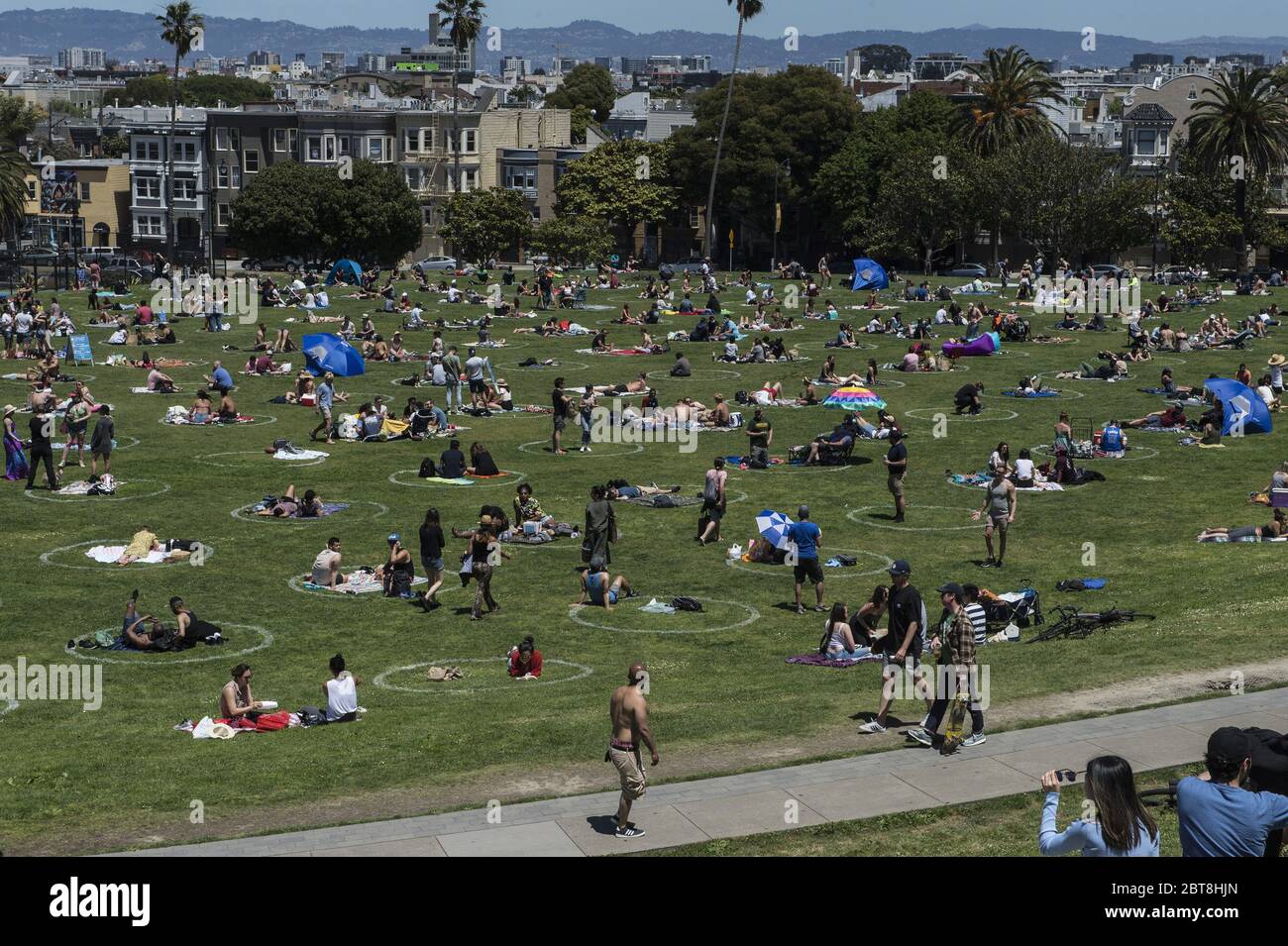 San Francisco, Stati Uniti. 24 maggio 2020. I gruppi si trovano in circoli preselezionati nel Delores Park di San Francisco sabato 23 maggio 2020. Il clima caldo e un fine settimana di vacanza hanno portato fuori migliaia per esercitarsi i loro propri marchi di distanza sociale. Photo by Terry Schmitt/UPI Credit: UPI/Alamy Live News Foto Stock