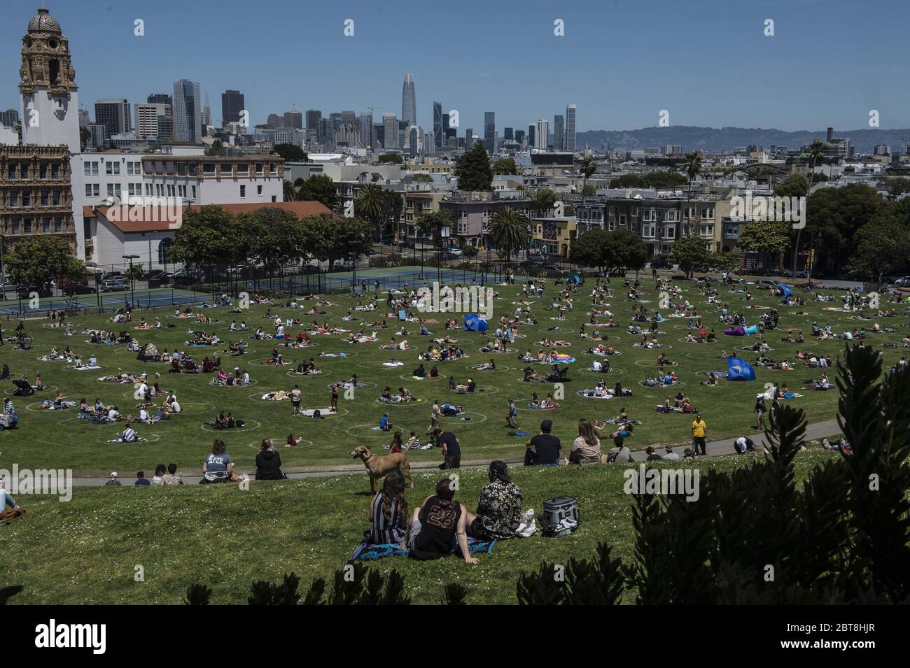 San Francisco, Stati Uniti. 24 maggio 2020. I gruppi si trovano in circoli preselezionati nel Delores Park di San Francisco sabato 23 maggio 2020. Il clima caldo e un fine settimana di vacanza hanno portato fuori migliaia per esercitarsi i loro propri marchi di distanza sociale. Photo by Terry Schmitt/UPI Credit: UPI/Alamy Live News Foto Stock