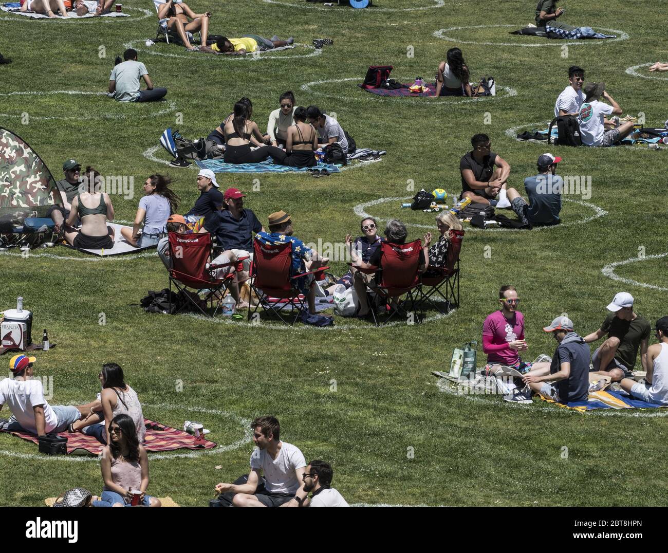 San Francisco, Stati Uniti. 24 maggio 2020. I gruppi si trovano in circoli preselezionati nel Delores Park di San Francisco sabato 23 maggio 2020. Il clima caldo e un fine settimana di vacanza hanno portato fuori migliaia per esercitarsi i loro propri marchi di distanza sociale. Photo by Terry Schmitt/UPI Credit: UPI/Alamy Live News Foto Stock