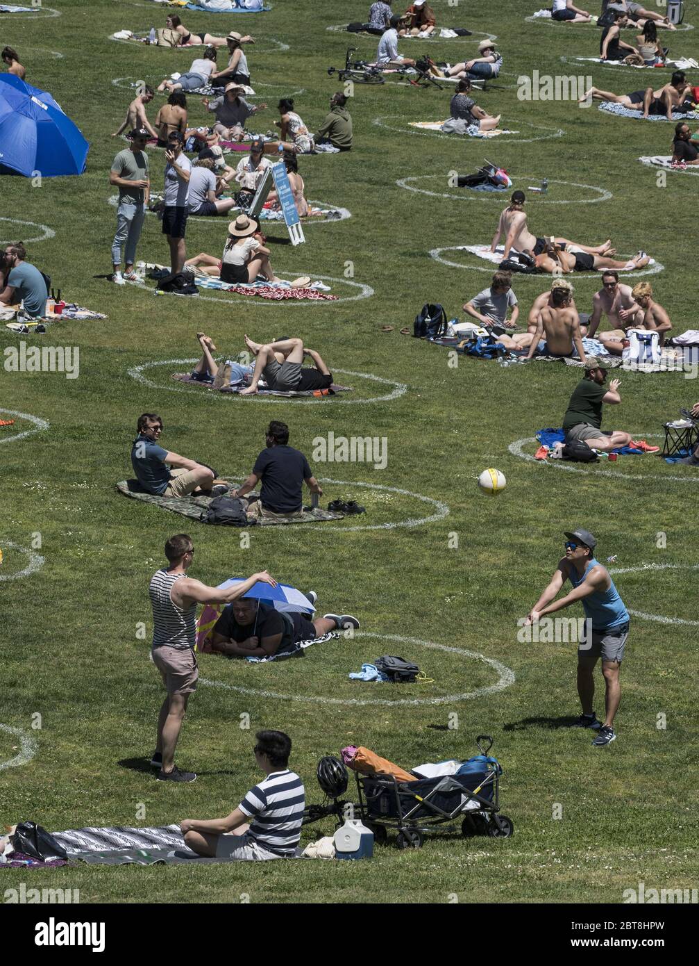 San Francisco, Stati Uniti. 24 maggio 2020. I gruppi si trovano in circoli preselezionati nel Delores Park di San Francisco sabato 23 maggio 2020. Il clima caldo e un fine settimana di vacanza hanno portato fuori migliaia per esercitarsi i loro propri marchi di distanza sociale. Photo by Terry Schmitt/UPI Credit: UPI/Alamy Live News Foto Stock